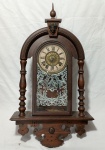 ANTIGO RELÓGIO DE PAREDE AMERICANO THE ANSONIA CLOCK. MEDE APROXIMADAMENTE 13 X 40 X 70 CM. PESA 3,90 KG. NECESSITA RESTAURO. POSSUI PERDAS COMO MOSTRAM IMAGENS. 