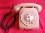 ANTIGO TELEFONE ANALÓGICO DE DISCO MARCA ERICSSON, ANOS 80. NÃO FOI TESTADO. POSSUI UM DANO COMO MOSTRA IMAGEM.