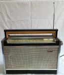 ANTIGO RÁDIO PHILCO. POSSUI UMA PERDA NA FRENTE COMO MOSTRA IMAGEM. NÃO FUNCIONA.
