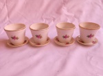 LOTE CONTENDO QUATRO ANTIGOS VASINHOS PARA PLANTAS COM MOTIVOS FLORAIS. ACOMPANHAM SEUS RESPECTIVOS PRATINHOS. ALTURA DOS VASINHOS 4,5 CM. DIÂMETRO DOS PRATINHOS 5,5 CM.