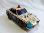 ANTIGO BRINQUEDO. CARRO DE POLÍCIA EM LATA, FABRICAÇÃO JAPONESA. MEDE APROXIMADAMENTE 9 X 19 CM.