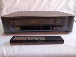 ANTIGO VIDEOCASSETE RECORDER DA MARCA PHILIPS MODELO VR3522. ESTÁ LIGANDO. ACOMPANHA CONTROLE REMOTO, NÃO FUNCIONA.