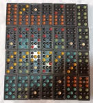 JOGO DE DOMINÓ CONTENDO 28 PEÇAS. A CAIXA NÃO POSSUI TAMPA.