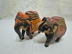 Lote de 2 enfeites na forma de elefantes indianos, em madeira ricamente trabalhada com policromia.Medindo o maior 16cm de altura.