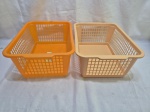 Par de cestas organizadoras em plástico duro. Medindo 35,5cm x 26,5cm x 15cm de altura.