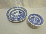Lindo conjunto com bowl e 6 cumbucas de sobremesa em porcelana Oxford com pintura oriental nas cores azul e branco. Medindo o bowl 25cm x 5cm de altura, cumbuca 14,5cm x 3,5cm de altura. Com pequeno bicado.