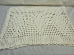 Tapete, passadeira em crochê trabalhado a mão. Medindo 150cm x 48cm. Peças com marcas de guardado.
