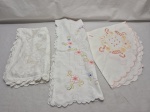 Lote de 3 caminhos de mesa sendo 2 com lindos bordados e 1 com detalhes em crochê.  Medindo o maior 130cm x 40cm. Peças com marcas de guardado.