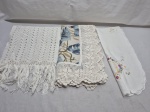 Lote de 3 caminhos de mesa sendo 1 em crochê, um com bordados e 1 com detalhes em crochê. Medindo o maior 160cm x 44cm. Peças com marcas de guardado.