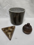 Lote de balde, cinzeiro e potiche em pedra. Medindo o balde 14,5cm x 13cm de altura.