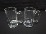 Lote de 2 canecas de cerveja em vidro moldado. Medindo o maior 7,5cm x 14,5cm de altura.