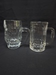 Lote de 2 canecas de cerveja em vidro moldado. Medindo o maior 8,5cm x 14cm de altura.