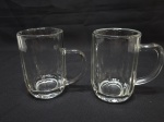Par de canecas de cerveja em vidro moldado. Medindo 7,5cm x 11cm de altura.