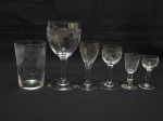 Lote de 5 taças e 1 copo em demicristal com lapidações diversas. Composto de 1 copo, 1 taça de vinho, 1 taça de aperitivo e 3 taças de licor.