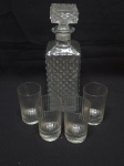 Lote de garrafa, licoreira e 4 copos de aperitivo em vidro moldado. Medindo a garrafa 26cm de altura total.