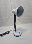 Luminária de mesa articulada em metal branco. Medindo 34cm de altura.