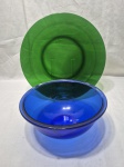 Lote de bowl e prato de bolo em vidro colorido. Medindo o prato 30cm de diâmetro.