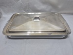 Travessa retangular em vidro temperado com tampa em prata 90. Medindo 39,5cm x 24cm x 5cm de altura. Com pequenos bicados.