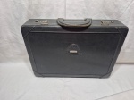 Antiga maleta de mão da Samsonite em couro escuro, com diversos compartimentos. Medindo 45cm x 32cm x 9cm de altura. Com marcas de uso.