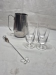 Lote de jarra de água, sucos em aço inox com 4 taças em cristal e mexedor em metal. Medindo a jarra 18,5cm de altura.