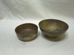 Lote de 2 bowls em metal dourado cinzelado. Medindo o maior 14cm x 6cm de altura.