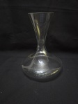 Lindo decanter bojudo em grosso cristal incolor. Medindo 18cm de bojo x 23cm de altura.