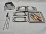Lote de petisqueira, garfos de petisco, etc, peças em aço inox. Medindo a petisqueira oval 22,5cm x 9,5cm.