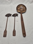 Lote de concha e 2 mexedores em madeira com concha em cabaça. Medindo a colher 33cm de comprimento.