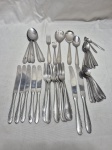 Parte de faqueiro com 42 peças em aço inox Hércules. Composto de 7 garfos de mesa, 2 facas de mesa, 5 colheres de spa, 1 garfos de sobremesa, 5 facas de sobremesa, 1 colher de sobremesa, 16 colheres de chá, 2 colheres de café, 1 garfo de bolo e par de talher de salada.