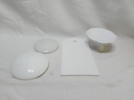 Lote de 2 tampas, 1 porta confeito e 1 tábua de cortes, peças em porcelana branca. Medindo a placa 27cm x 15,5cm.