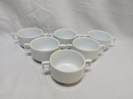 Jogo de 6 xícaras de consume em porcelana branca. Medindo 10,5cm x 6cm de altura.