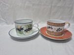 Par de xícaras de chá em porcelana ABRAP pintada à mão. Medindo a maior 8cm x 6cm de altura.