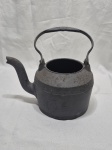 Antiga chaleira em ferro fundido. Medindo 15,5cm de base x 26cm de altura total com alça.