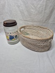 Lote de cesta em madeira e pote de condimentos em vidro com tampa em madeira. Medindo a cesta 34cm x 27cm x 15cm de altura.