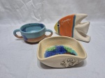 Lote de porta guardanapos, bowl e xícara de consume em cerâmica pintada. Medindo o porta guardanapo 16cm x 10cm de altura.