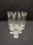 Jogo de 6 copos de vodka em vidro incolor com base pesada. Medindo 3,5cm x 13cm de altura.