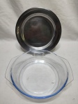 Lote de travessa redonda funda em vidro temperado e bandeja redonda em inox. Medindo a travessa 22,5cm x 7,5cm de altura.