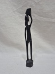 Escultura, arte africana de homem segurando um balde na cabeça, em madeira escura. Medindo 19,5cm de altura. Restaurado.
