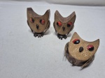 Jogo de 3 enfeites na forma de coruja em madeira Medindo o maior 7cm de altura. Uma delas sem o pé.