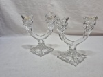 Lindo par de castiçal em cristal moldado. Medindo 15cm x 18cm de altura. Com leve bicado na base.