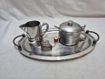 Lote de bandeja, leiteira e açucareiro em inox. Medindo a bandeja 36cm x 22cm.