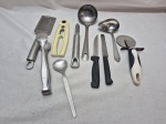Lote de diversos talheres de servir. Medindo o maior 24cm de comprimento.