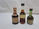 Lote de 3 pequenas garrafas de bebidas alcóolicas.