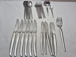 Parte de faqueiro com 26 peças em aço inox Lucky Wood 18/8. Composto de 6 garfos de mesa, 6 facas de mesa, 6 colheres de sopa, 5 facas de peixe, garfo de servir peixe, concha molho e colher açucar.