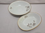 Jogo de travessa oval e travessa redonda em porcelana Renner Medaillon, floral com friso ouro. Medindo 27cm x 6,5cm de altura, 23cm x 16cm x 4cm de altura. Com desgaste no friso.