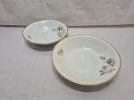 Jogo de 2 travessas redondas fundas em porcelana Renner Medaillon, floral com friso ouro. Medindo 24,5cm x 5,5cm de altura, 22cm x 5,5cm de altura. Com desgaste no friso.