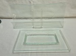 Lote de 2 travessas retangulares, petisqueiras em grosso vidro. Medindo 40,5cm x 19cm, 30,5cm x 19cm.