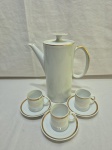 Jogo de bule com 3 xícaras de café em porcelana Renner Medaillon friso ouro. Medindo o bule 23,5cm de altura com tampa.