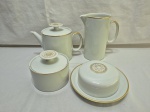 Jogo de servir chá, café em porcelana Renner Medaillon, friso ouro. Medindo a leiteira 18cm de altura.