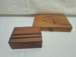 Lote de 2 caixas decorativas em madeira. Medindo a maior 22cm x 15cm x 3,5cm de altura.